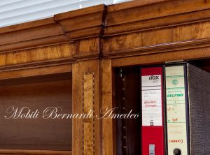Libreria da soggiorno o studio realizzata su misura in legno massello di noce e intarsiata in legno di ulivo